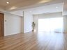 リビング/ダイニング：白と木目を基調とした暖かみのある明るいお部屋です。どんな家具とも合わせられます。