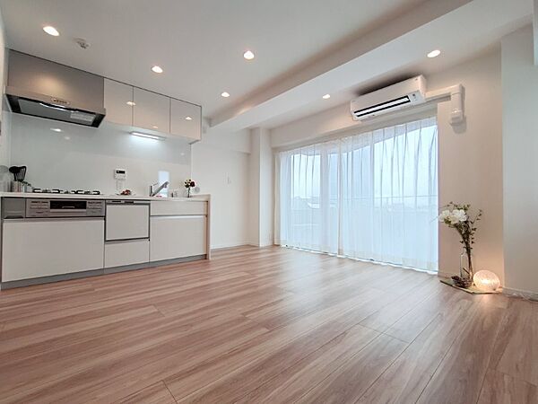 白を基調とした明るいお部屋です。どんな家具とも合わせられます。