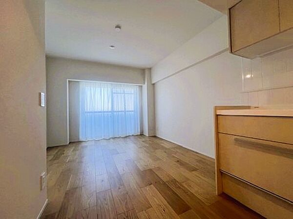 白と木目を基調とした暖かみのある明るいお部屋です。どんな家具とも合わせられます。