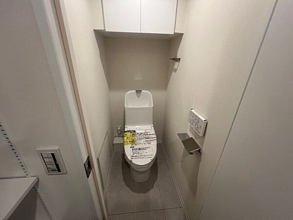清潔で快適な温水洗浄機能付トイレです。シンプルで使い勝手がよく、お掃除も楽チンです。