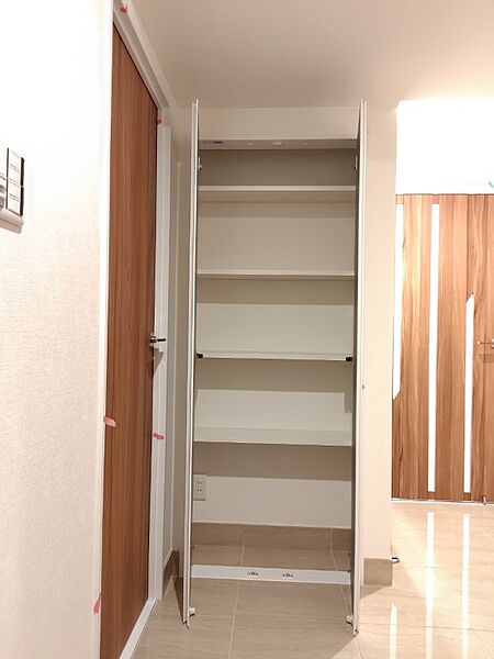 玄関横にはちょっとした収納もついています！可動式棚でお好みの高さに変えられます。