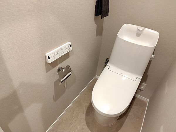清潔で快適な温水洗浄機能付トイレです。シンプルで使い勝手がよく、お掃除も楽チンです。