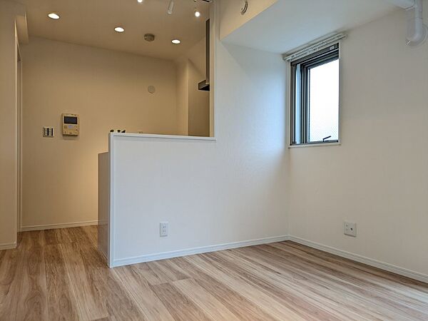 白を基調とした明るいお部屋です。どんな家具とも合わせられます。