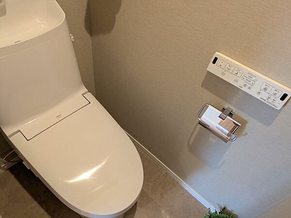 清潔で快適な温水洗浄機能付トイレです。シンプルで使い勝手がよく、お掃除も楽チンです。