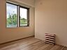 室内：白と木目を基調とした暖かみのある明るいお部屋です。どんな家具とも合わせられます。 