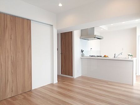 白と木目を基調とした暖かみのある明るいお部屋です。どんな家具とも合わせられます。 