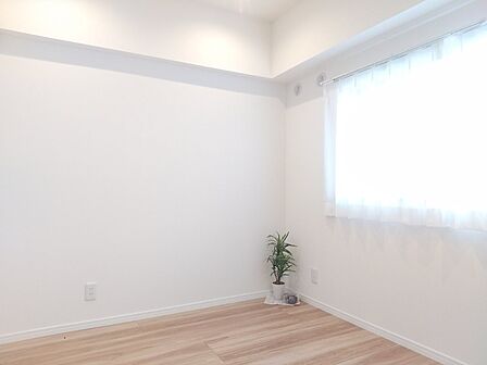白と木目を基調とした暖かみのある明るいお部屋です。どんな家具とも合わせられます。 
