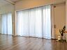 室内：柔らかな日差しが差し込む洋室は主寝室としてもお使いいただけます。 
