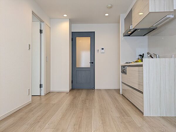 白を基調とした明るいお部屋です。どんな家具とも合わせられます。