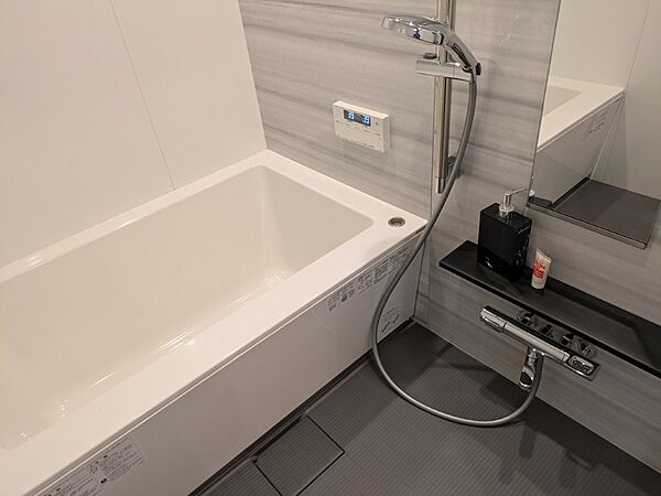 白を基調とした清潔感のあるバスルームです。お仕事で疲れた体をいつでも温かなお風呂が癒してくれます。