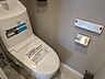トイレ：清潔で快適な温水洗浄機能付トイレです。シンプルで使い勝手がよく、お掃除も楽チンです。 