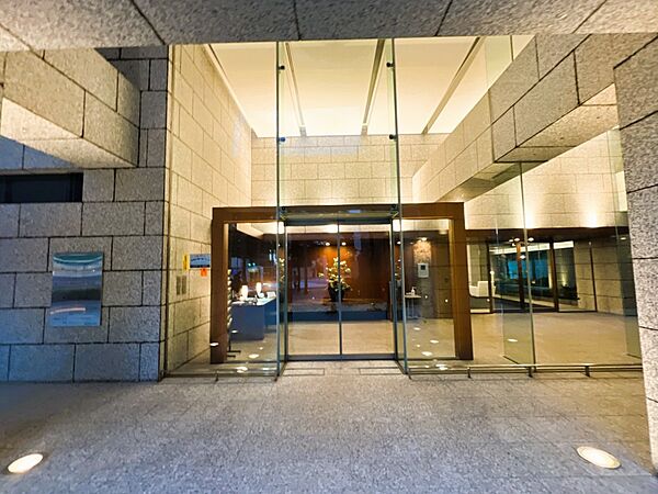 エントランス　【主な修繕履歴】令和5年12月共用部照明更新工事/非常階段照明LED化更新