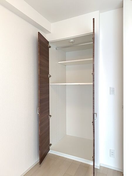 収納が付いているので小物の収納に困りません。