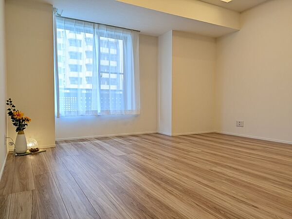 やわらかく、明るい陽の差し込む綺麗で清潔なリビングです。