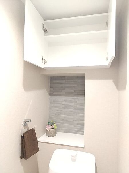 トイレの上には吊り棚を設置。日用品を収納できます。