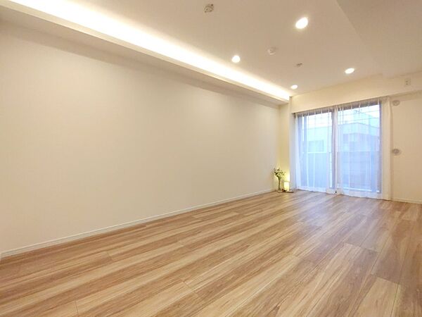 広々約12.2帖のリビングルームはインテリアの配置を考えるのも楽しくなります。