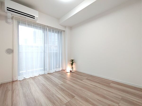 柔らかな日差しが差し込む洋室は主寝室としてもお使いいただけます。