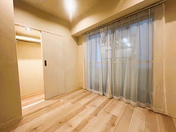 光の差し込む洋室は気分も明るくなりますね。