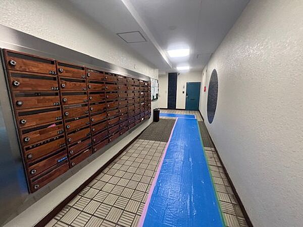 落ち着いた雰囲気のエントランスが、住まう方や訪れる方を上品に迎えます