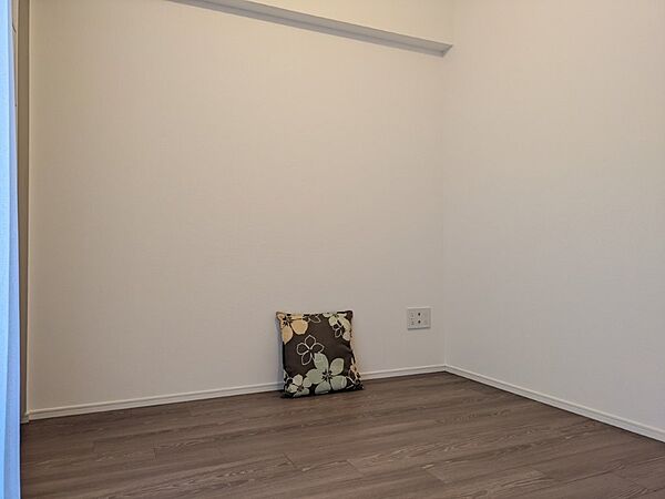 白と木目を基調とした暖かみのある明るいお部屋です。どんな家具とも合わせられます。