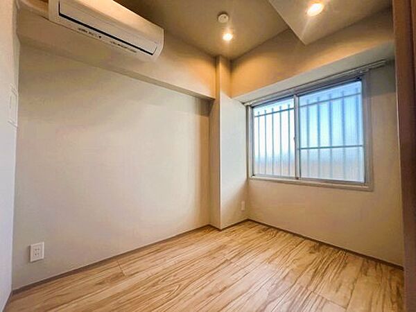 明るい陽射しが差し込む開放的なお部屋です。