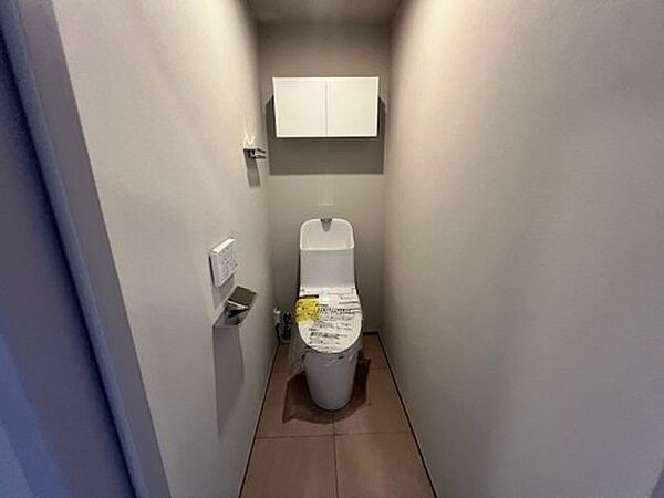 清潔感のあるトイレスペース。シンプルで使いやすい設計です。
