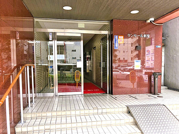 落ち着いた雰囲気のエントランスが、住まう方や訪れる方を上品に迎えます。