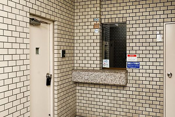 落ち着いた雰囲気のエントランスが、住まう方や訪れる方を上品に迎えます。