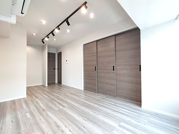 白を基調とした明るいお部屋です。どんな家具とも合わせられます。