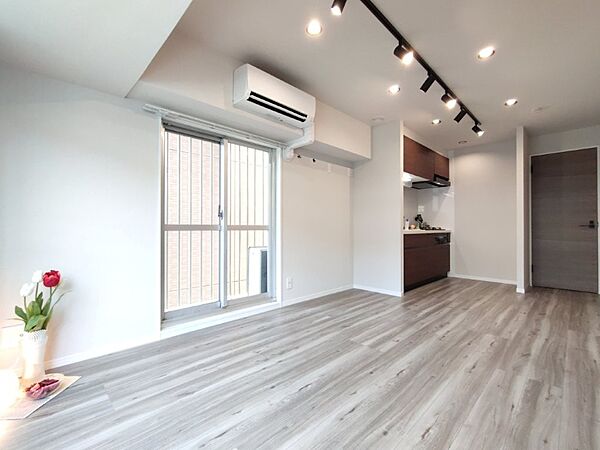 白と木目を基調とした暖かみのある明るいお部屋です。どんな家具とも合わせられます。