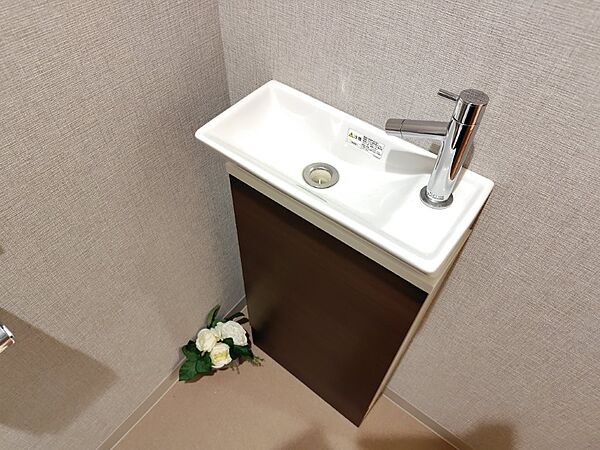 手洗いカウンター付きトイレです。すぐに手が洗えて便利ですね！