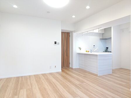 白を基調とした明るいお部屋です。どんな家具とも合わせられます。 