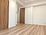 リビング/ダイニング：木目を基調とした暖かみのあるお部屋です。どんな家具とも合わせられます。 