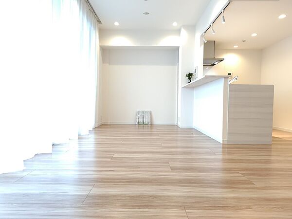 やわらかく、明るい陽の差し込む綺麗で清潔なリビングです。