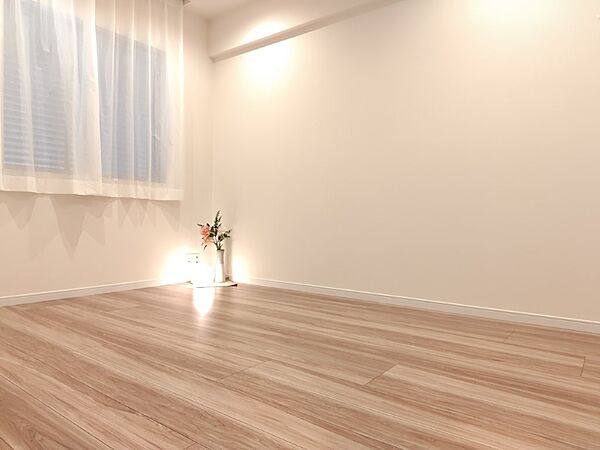 白と木目を基調とした暖かみのある明るいお部屋です。どんな家具とも合わせられます。