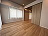 子供部屋：白と木目を基調とした暖かみのある明るいお部屋です。どんな家具とも合わせられます。