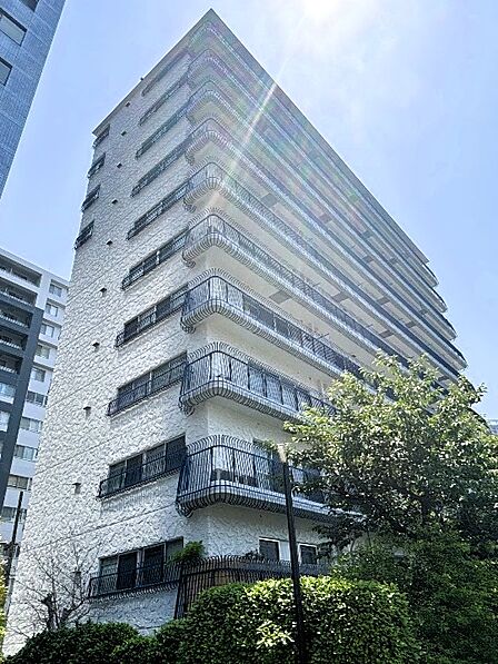 重厚感のある外観が印象的。街並みに調和する洗練されたデザインです。