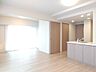 リビング/ダイニング：木目を基調とした暖かみのあるお部屋です。どんな家具とも合わせられます。