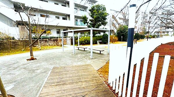 中新井川児童遊園　　　敷地に隣接