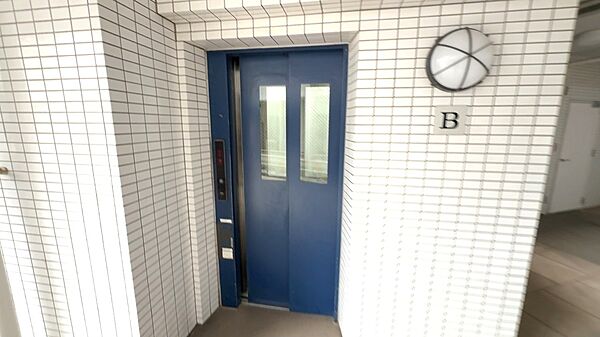 エレベーター　【主な修繕履歴】令和6年11月　自動火災報知器設備更新工事/令和7年4月　共用部扉改修工事