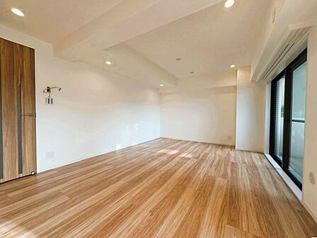 白と木目を基調とした暖かみのある明るいお部屋です。どんな家具とも合わせられます。