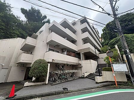 重厚感のある外観が印象的。街並みに調和する洗練されたデザインです。