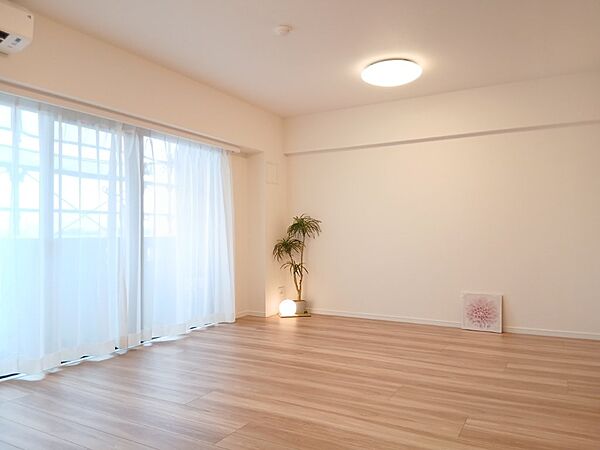 やわらかく、明るい陽の差し込む綺麗で清潔なリビングです。
