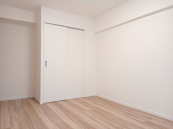 白を基調とした明るいお部屋です。趣味部屋や書斎としてもお使いいただけます。