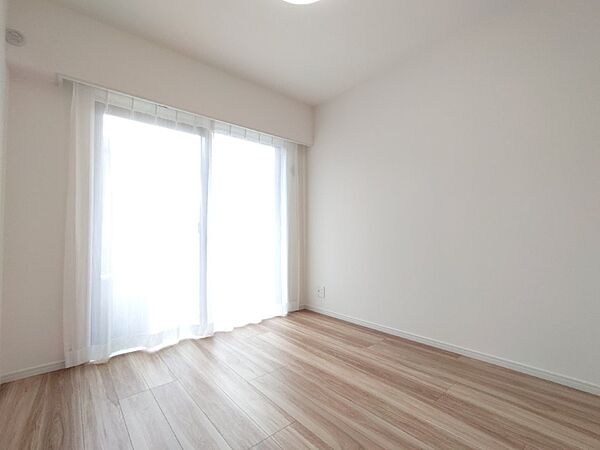 柔らかな日差しが差し込む洋室は主寝室としてもお使いいただけます。
