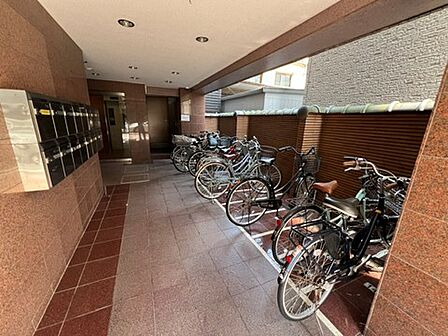 平置きタイプの駐輪場で、自転車の出し入れもスムーズです。
