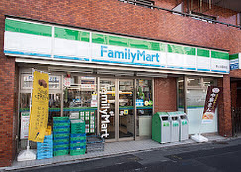 ファミリーマート 勝どき駅前店　　徒歩6分