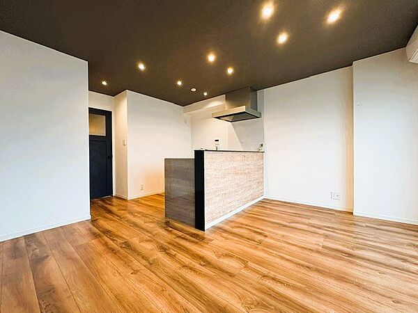 白と木目を基調とした暖かみのある明るいお部屋です。どんな家具とも合わせられます。