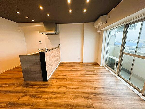 木目を基調とした暖かみのあるお部屋です。どんな家具とも合わせられます。