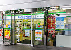 ファミリーマート 護国寺駅前店 徒歩4分